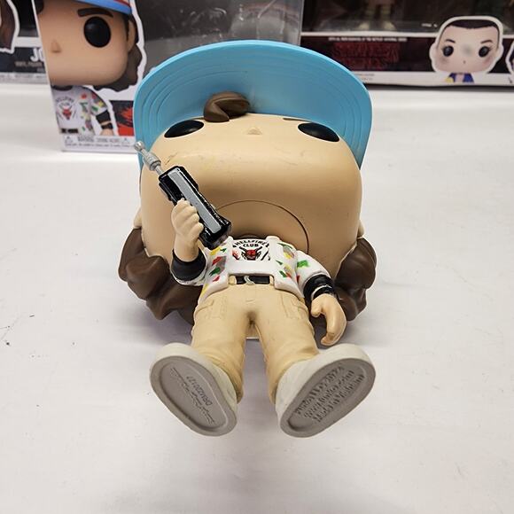 Funko Pop! Stranger Things: Dustin (#1240) Thinking Cap Hellfire Club Tshirt - Picture 7 of 14